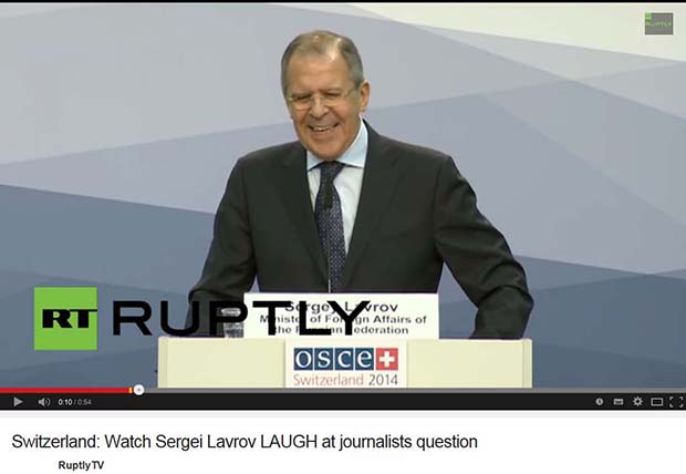 5.Resim: 21ci AGİT Bakanlar Konseyi’nde Lavrov, gazetecinin sorusuna gülerken [23]